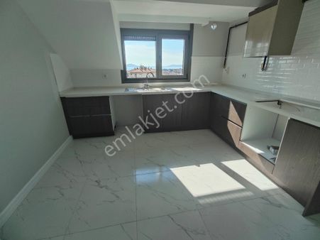 Emlak Dünyasından Küçükyalı Da Deniz Manzaralı Dubleks