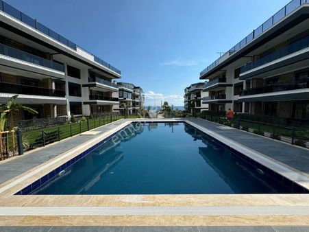 Uytun'dan Altınoluk'ta Denize Sıfır Havuzlu Satılık 2+1 Daire