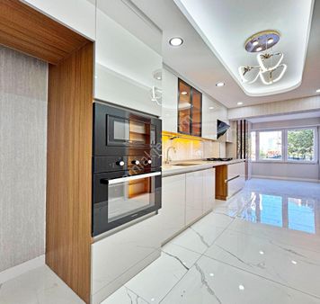Barış Mahallesi'nde Full Dekorlu 3+1 Boş Satılık Daire