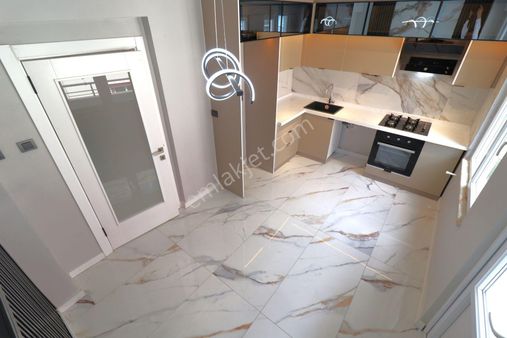 💥akçay'da Aygül'den💥içi Full Yapılı Ön Cephe Ara Kat Ayrı Mutfak Geniş Balkonlu 2+1 Satılık Daire