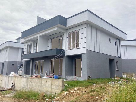 Emsallerinin En Uygunu Serdivan’da Havuzlu Site İçi Müstakil Bahçe Kullanımı 4+1 Sıfır Satılık Villa