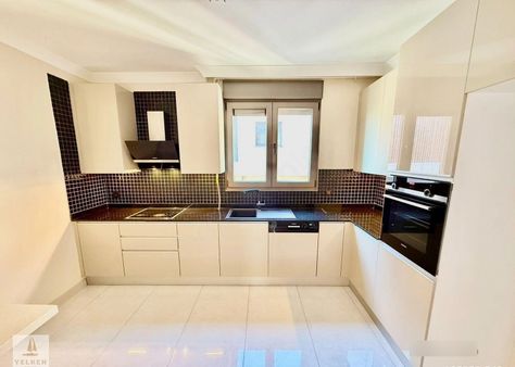 Caddebostan Sahil'de 200m2 4+1 Katta Tek Balkonlu Oturuma Hazır