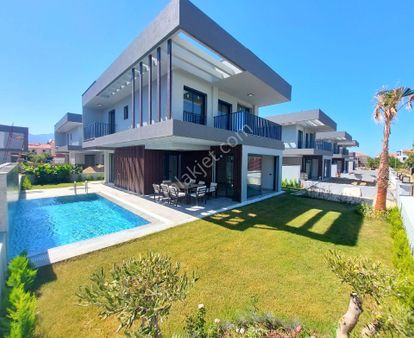 Kuşadasında Plaja Yakın Özel Havuzlu Tek Müstakil 4+1 Sıfır Villa
