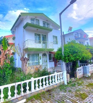 Kuşadasında Plaja Yakın Havuzlu Sitede Tek Müstakil 4+1 Bahçeli Villa