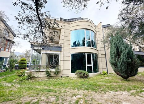 Akçay'da Güvenlikli Havuzlu Site İçi 4+1 Geniş Satılık Villa