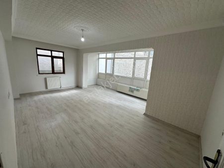 Bilgen Vatan'dan Bademlik Yolu Caddesi Balkonlu Giriş Kat Ön Cephe 2+1 Bağımsız Lüks Yapılı