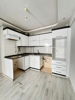 Zeki Emlak'tan Muradiye'de Kiralık 2+1 Ara Kat Daire