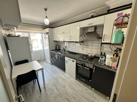 Zeki Emlak'tan Muradiye'de Satılık 2+1 Kapalı Mutfak Daire