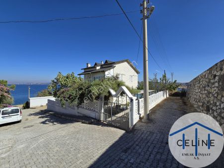 İzmir Yenifoça Korucuk Mevkiinde Tam Müstakil Havuzlu Tripleks Villa