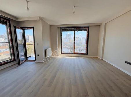 Suadiye Eminelipaşa'da Balkonlu 2+1 Sıfır Satılık Oturmaya Hazır Daire