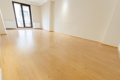 Çekmeköy'de Merkezi Lokasyonda Geniş-ferah 2+1 Arakat Daire