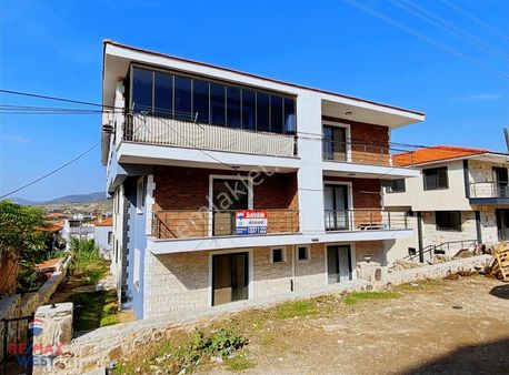 Foça Bağarası'nda Satılık Bahçeli Sıfır 3+1 Ters Dubleks Daire