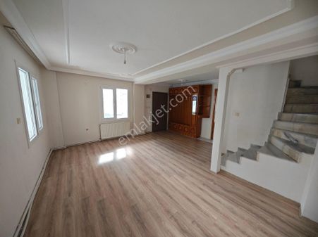 Dikili Ümmetoğlu'ndan 3+1 Müstakil Bahçeli Ayrı Mutfak Devamlı Kiralık Ev