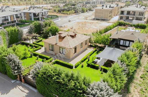 Karaca'dan Karahüyük'te 1372 M2 Arsa İçinde Harika Villa