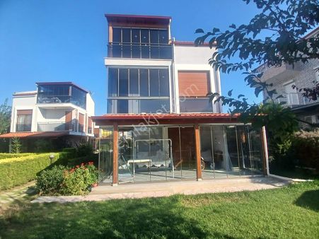 Davutlar Sahilde Havuzlu Sitede Geniş Bahçeli 4+1 Müstakil Triplex Villa