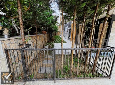 Florya Adakale'de Havuzlu 3+1 Bahçe Katı Daire