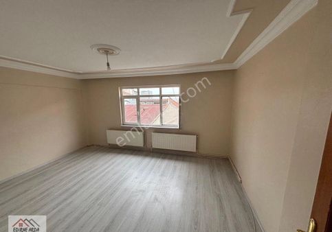 Arda Emlak Ofisin’den Kıyık Opet Yakını Balkonlu Bakımlı Daire