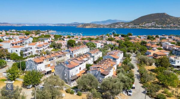 Yenifoça Burunucu'nda Satılık Eşyalı 3+1 Tripleks Villa