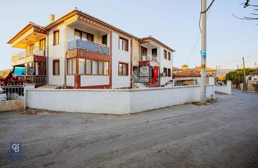Foça Bağarası Kazım Dirik Mah Satılık 2+1 Bahçe Katı Daire
