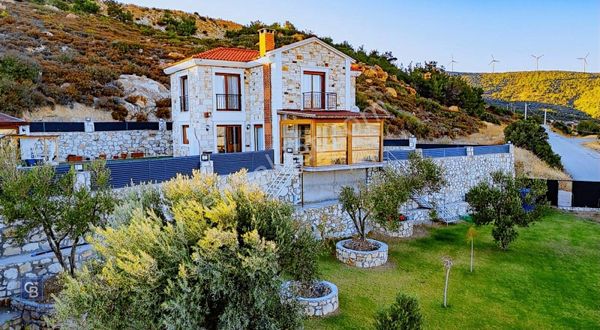 Foça Kocamehmetler'de Satılık 4+1 Müstakil Havuzlu Villa