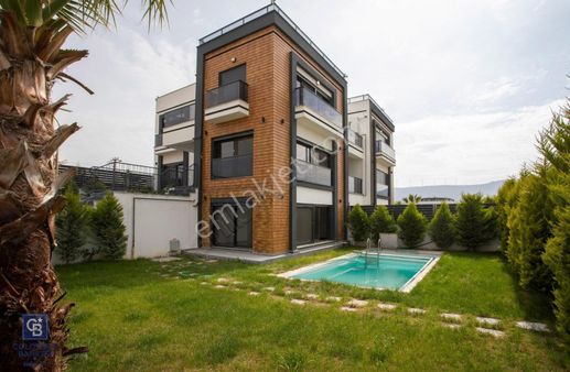 Yenifoça Cumhuriyet Mah. Satılık Havuzlu Lüks Villa