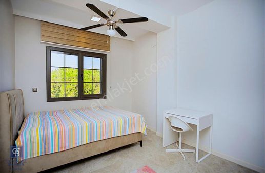 Foça Kazım Dirik Mah. Satılık Müstakil Havuzlu 5+1 Villa