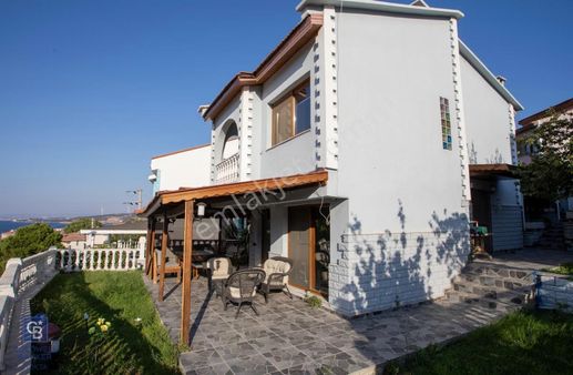 Yenifoça Donatkentte Satılık 3+1 Eşyalı Müstakil Villa
