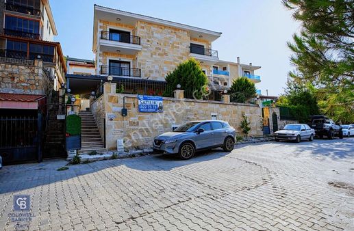 Yenifoça'da Deniz Manzaralı Satılık 3+2 Tripleks Villa