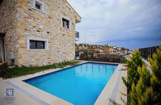 Yenifoça Donatkent Mevkiinde Satılık Havuzlu 3+1 Müstakil Villa