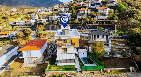 Yenifoça'da Eşyalı Satılık Müstakil 3+1 Havuzlu Tripleks