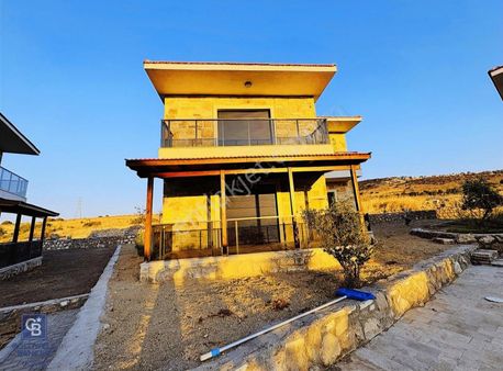 Foça Yenibağarası Mah. Havuzlu Site'de 3+1 Kiralık Villa