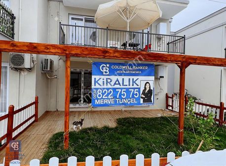 Foça Yenibağarası Havuzlu Sitede 2+1 Kiralık Bahçe Katı Daire