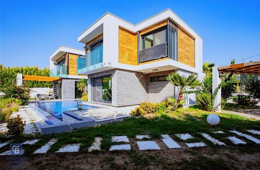 Kuşadası Türkmen'de Satılık 5+1 Havuzlu Müstakil Villa
