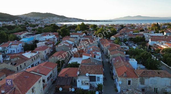 Yenifoça Merkez'de Satılık Tescilli Taş Bina
