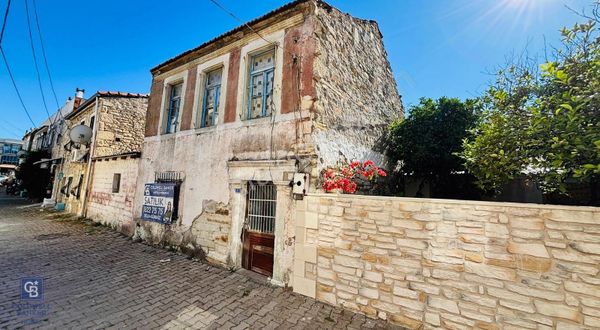 Yenifoça Merkez'de Satılık Tescilli Taş Bina