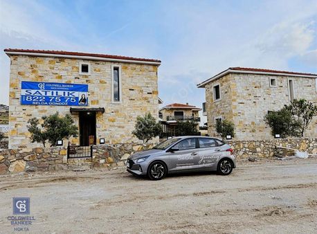 Foça Yenibağrası'nda Müstakil Havuzlu Bahçeli Satılık 3+1 Villa