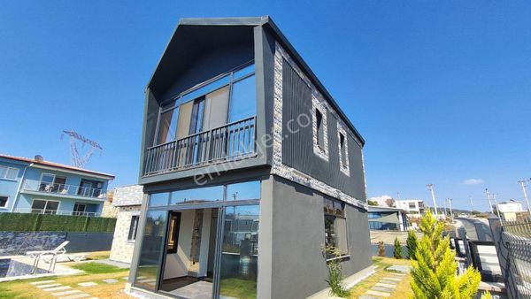 Kuşadası Yaylaköy'de Deniz Manzaralı, Havuzlu, Müstakil Villa