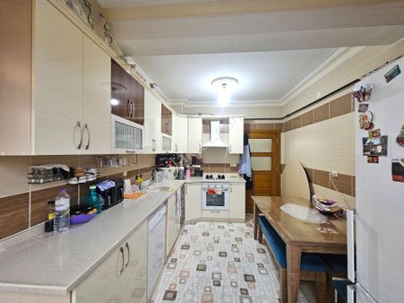 İşyapar Gayrimenkul’den Hanaybaşı Mahallesinde 3+1 Satılık Geniş Ve Masrafsız Daire