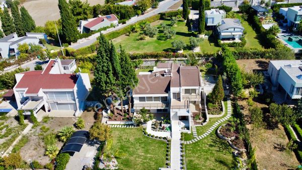 Sıraselviler Sitesi’nde Deniz Manzaralı, Yenilenmiş Kiralık Villa