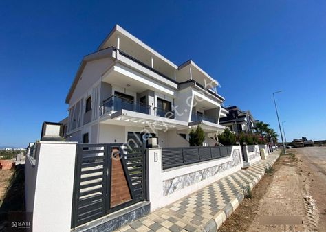 Didim Efeler'de Satılık Havuzlu Güvenlikli Bahçeli Villa