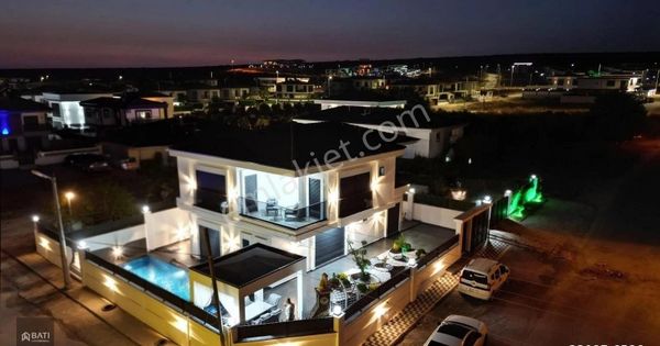 Didim Efeler Mahallesi Tam Müstakil Havuz Otoparklı Köşe Satılık Villa