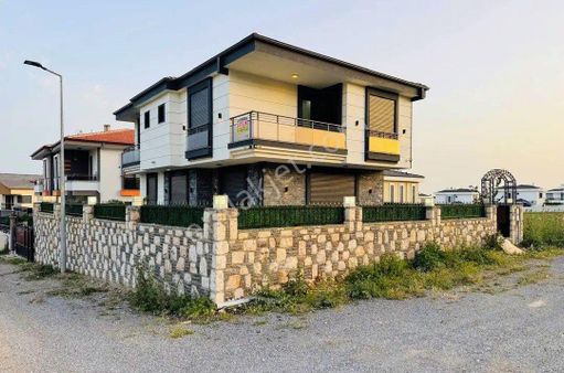 Didim Efeler Mahallesinde 5+1 Tam Mustakil Havuzlu Bahçeli Köşe Başı Villa Satıyoruz