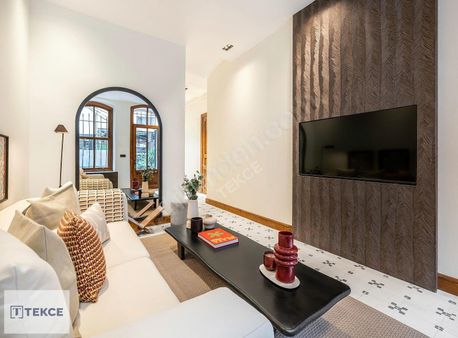 Beyoğlu'nda Galata Kulesi'ne Komşu Eşyalı 2+1 Daire I Tekce