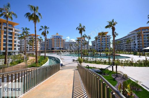 Aktiviteli Azura World Sitesinde Havuz Manzaralı Daire | Tekce