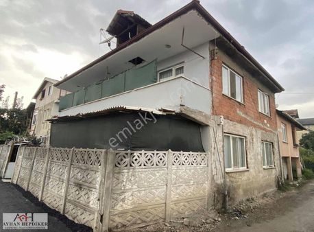 Serdivan Yazlıkta Köşe Parsel İçinde Bahçeli İki Katlı