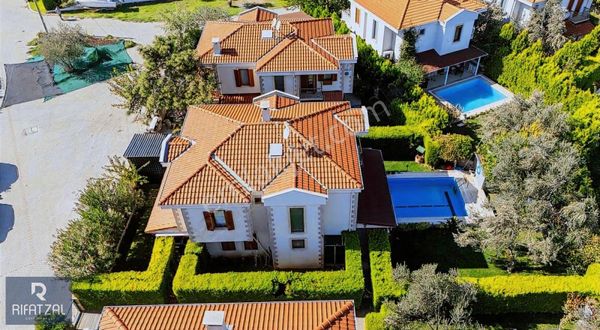 Ayvalık Çamlık'ta Müstakil Havuzlu, 417 M² Arsa Üzerinde Villa