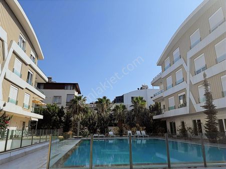 Güzeloba Site İçerisinde Havuzlu Doğalgazlı Eşyalı Ara Kat 3+1