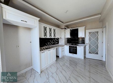 Şehr-i Doğuş Sitesinde Küçük Kumköprü Cad. Fetih Caddesi Yakını