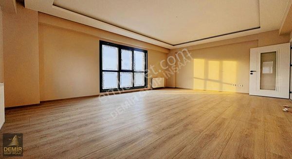 Demir Grup Dan !! Havalimanına Viaporta Komşu Geniş Ara Kat 2+1