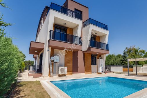 Yeşilbayır'da Özel Tasarım Geniş Ve Modern 6+1 Tripleks Villa